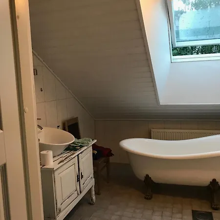 Center 2-bedroom Unique 2 Bath Apartment *