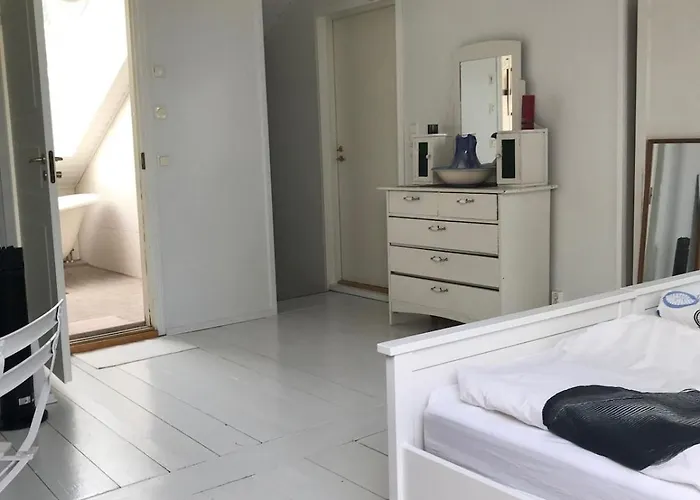 Apartment Center 2-bedroom Unique 2 Bath *